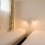 Ogcity, Est Hotel *