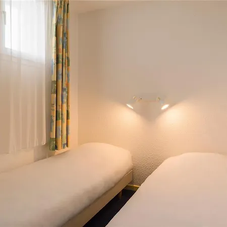 Ogcity, Est Hotel *